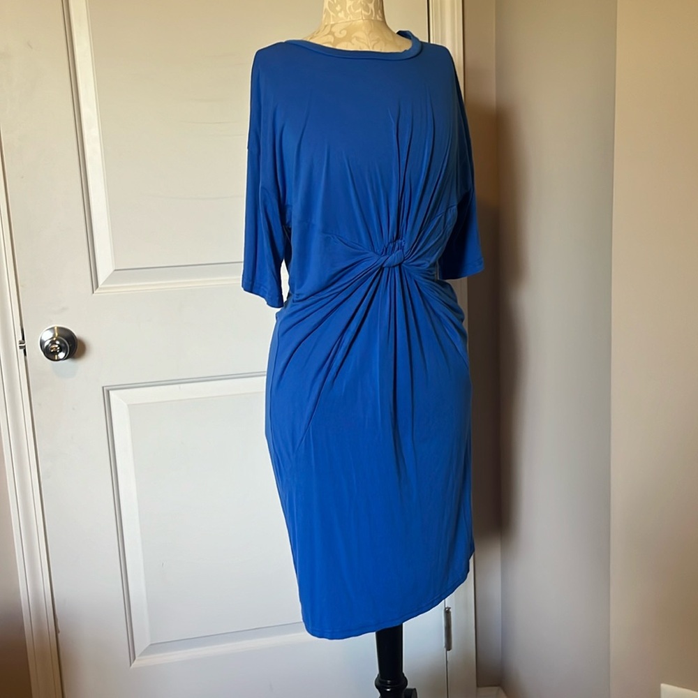 Pinch M T-shirt dress short sleeve with twist and gather in the midsection blue